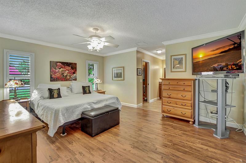 Image 16 of 47 For 243 Woodlake Circle