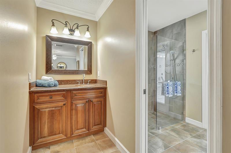 Image 17 of 47 For 243 Woodlake Circle