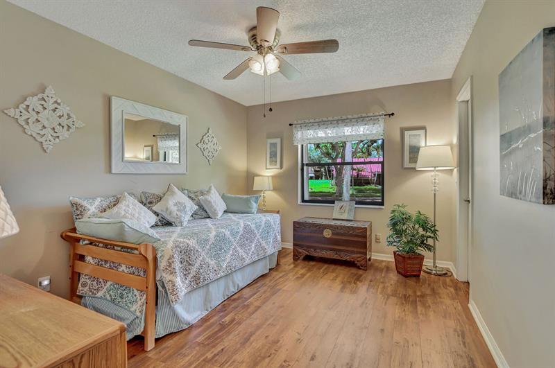 Image 22 of 47 For 243 Woodlake Circle