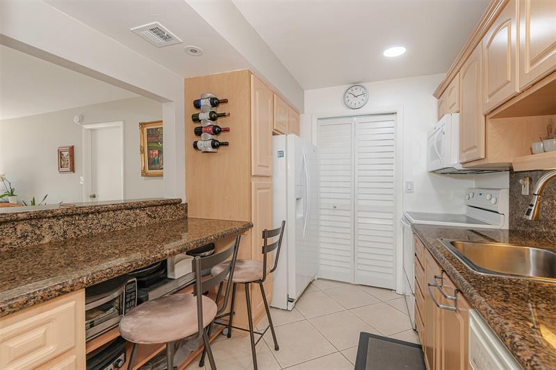 Image 11 of 28 For 230 Lakeview Dr  201