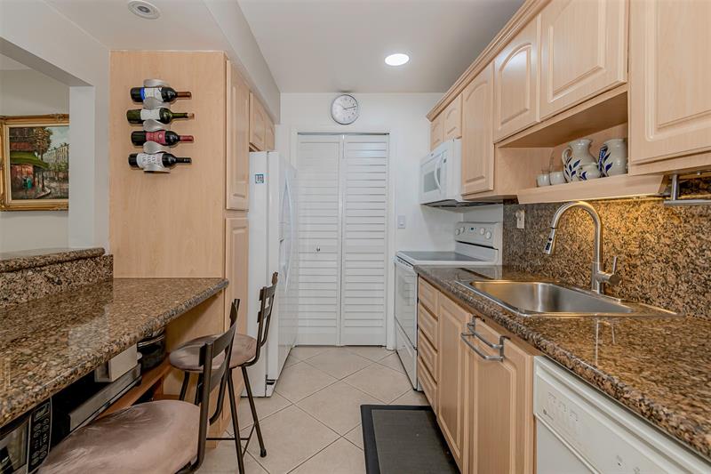Image 12 of 28 For 230 Lakeview Dr  201