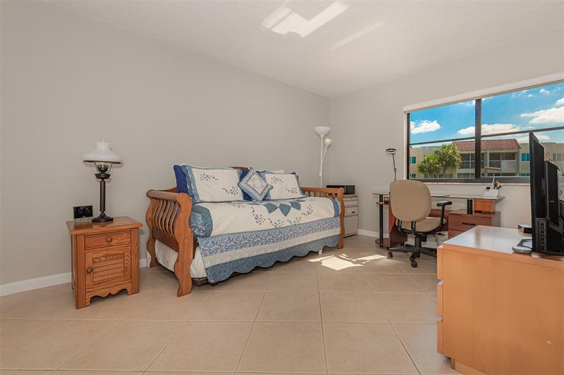 Image 16 of 28 For 230 Lakeview Dr  201