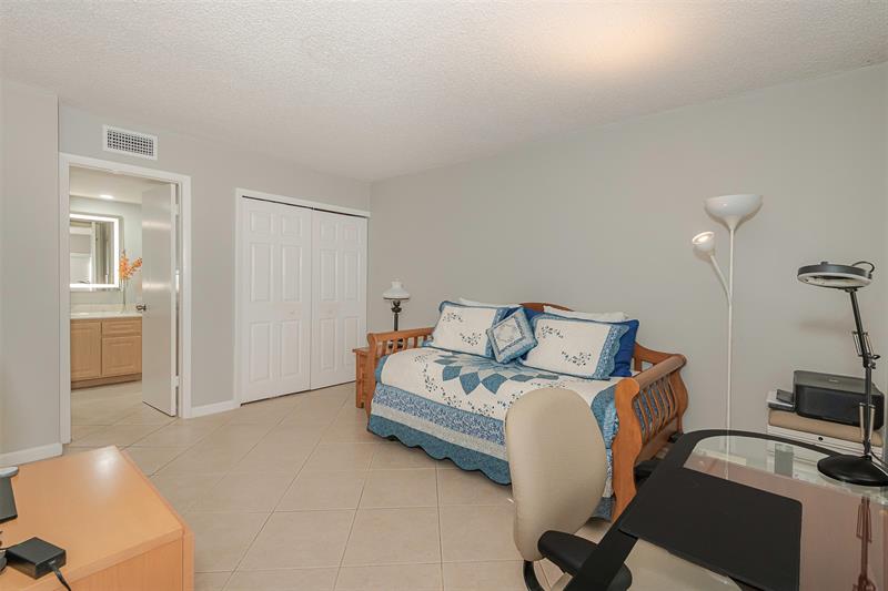 Image 18 of 28 For 230 Lakeview Dr  201