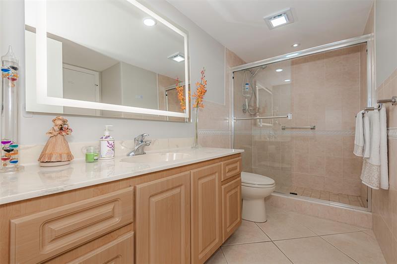 Image 19 of 28 For 230 Lakeview Dr  201