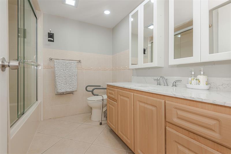Image 24 of 28 For 230 Lakeview Dr  201