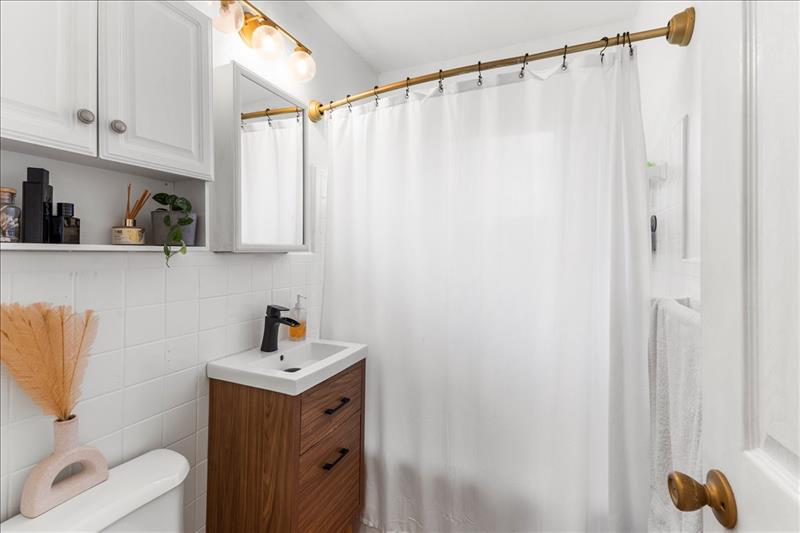 Image 21 of 39 For 481 46th St  