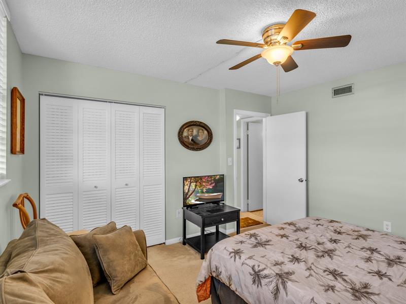 Image 33 of 51 For 1101 Colony Point Cir  422