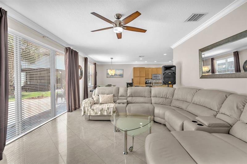 Image 22 of 49 For 15519 51st Pl