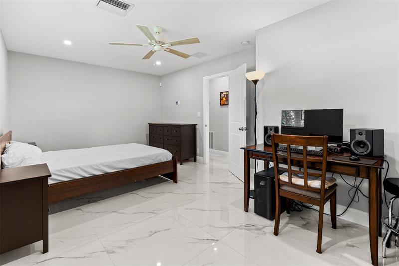 Image 31 of 41 For 409 27th Dr  