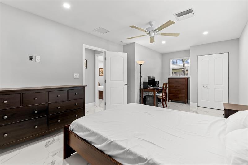 Image 32 of 41 For 409 27th Dr  