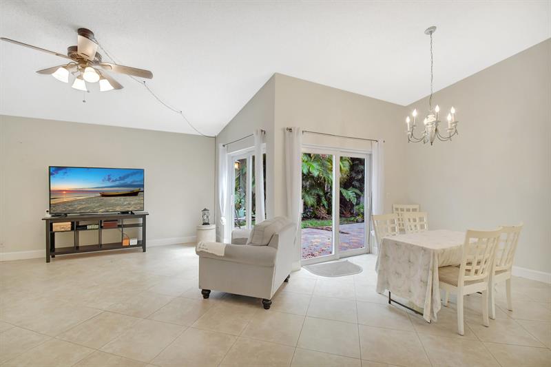Image 11 of 47 For 134 Riverbend Dr