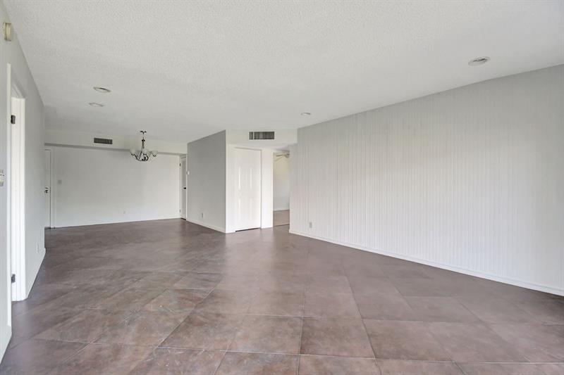 Image 8 of 36 For 6201 Falls Circle Dr  207