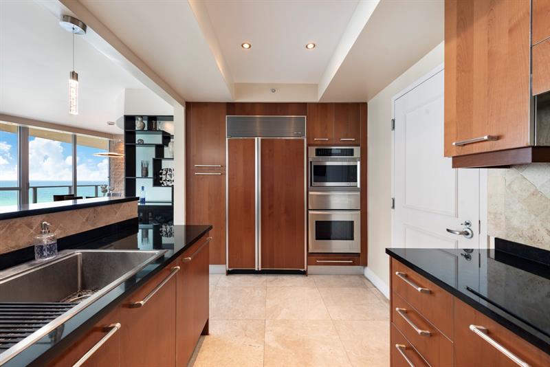Image 17 of 41 For 3101 Ocean Dr  905