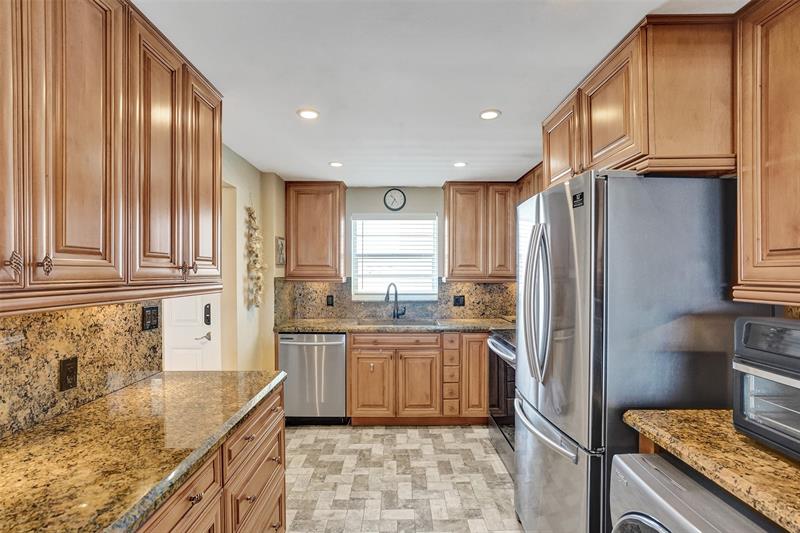 Image 20 of 76 For 3051 48th St  509