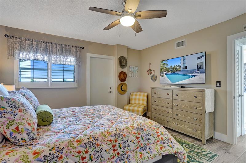 Image 30 of 76 For 3051 48th St  509