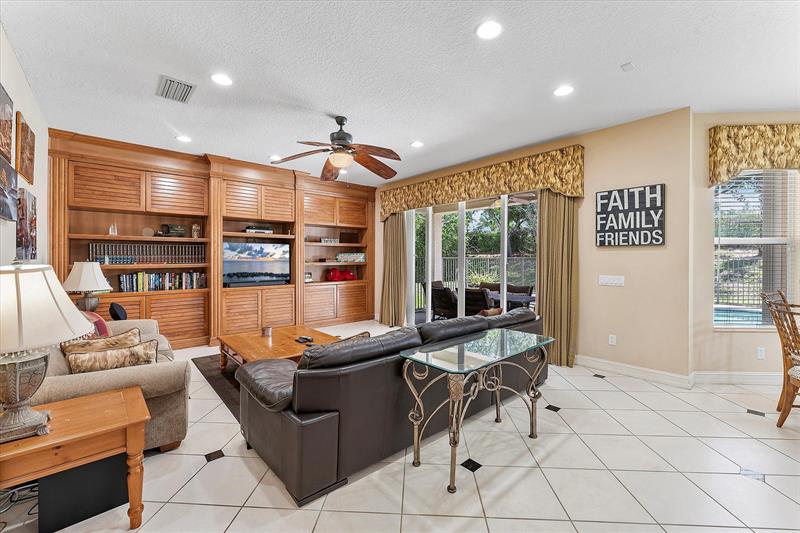 Image 13 of 45 For 8111 Emerald Winds Cir