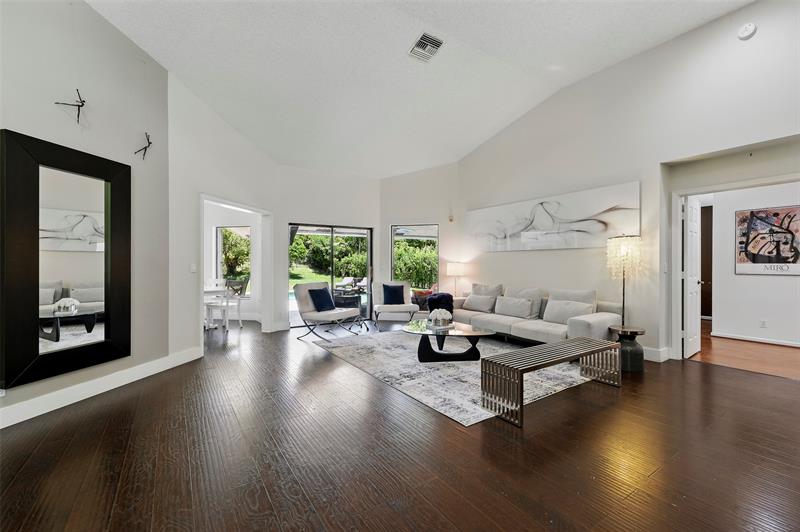 Image 4 of 53 For 1119 Creekford Dr