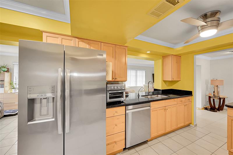 Image 10 of 30 For 5718 68 Ave  