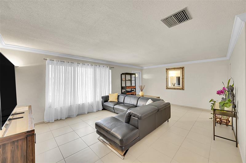 Image 19 of 30 For 5718 68 Ave  