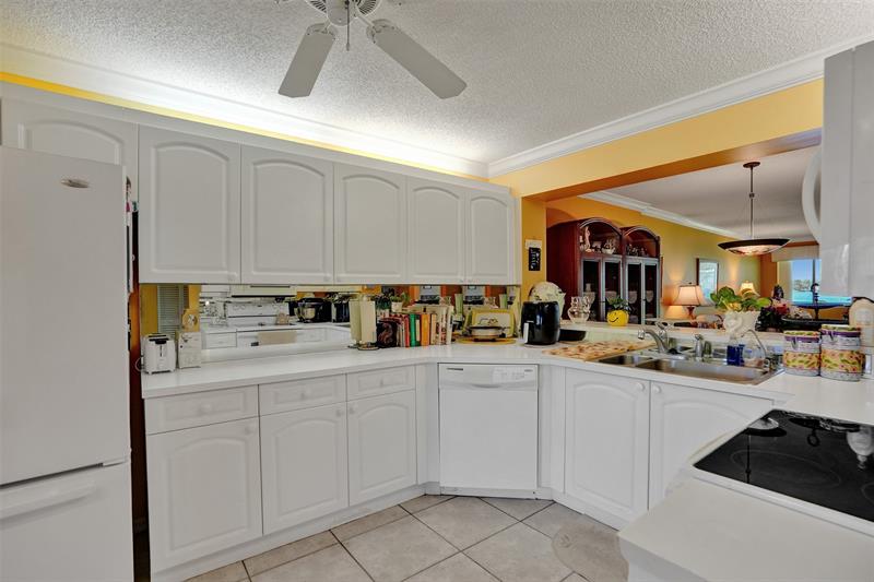 Image 19 of 37 For 7412 Granville Dr  112