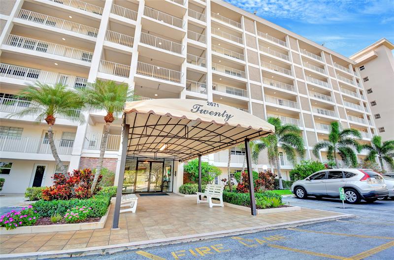 Image 16 of 20 For 2671 Course Dr  105