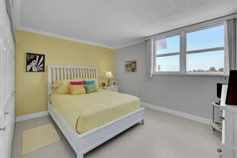 Image 21 of 34 For 211 Ocean Dr  405