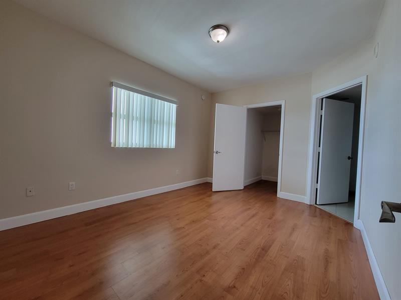 Image 8 of 12 For 15051 Royal Oaks Ln  902