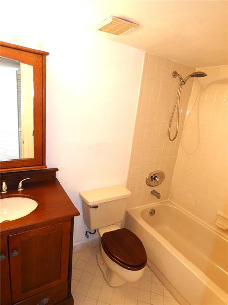 Image 11 of 22 For 116 Lake Emerald Dr  302