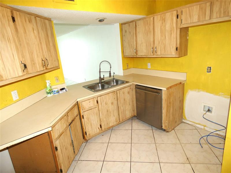 Image 12 of 22 For 116 Lake Emerald Dr  302
