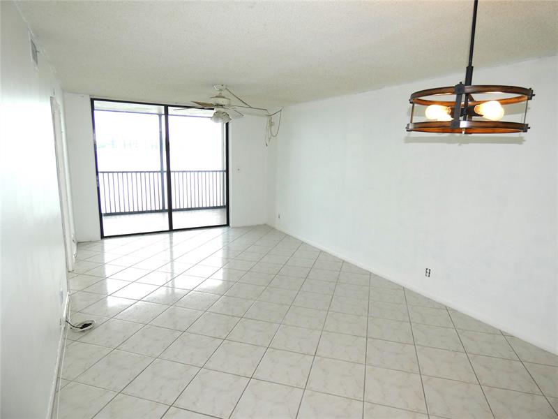 Image 5 of 22 For 116 Lake Emerald Dr  302