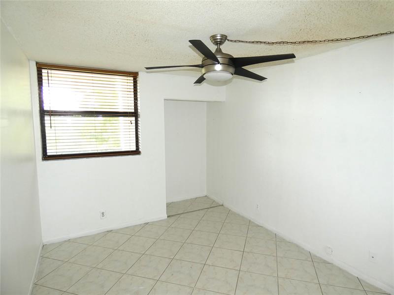 Image 8 of 22 For 116 Lake Emerald Dr  302