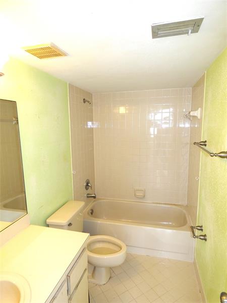 Image 9 of 22 For 116 Lake Emerald Dr  302