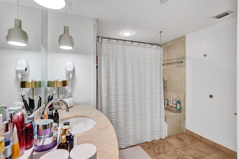 Image 23 of 27 For 18683 Collins Ave  1404