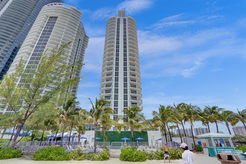 Image 3 of 27 For 18683 Collins Ave  1404