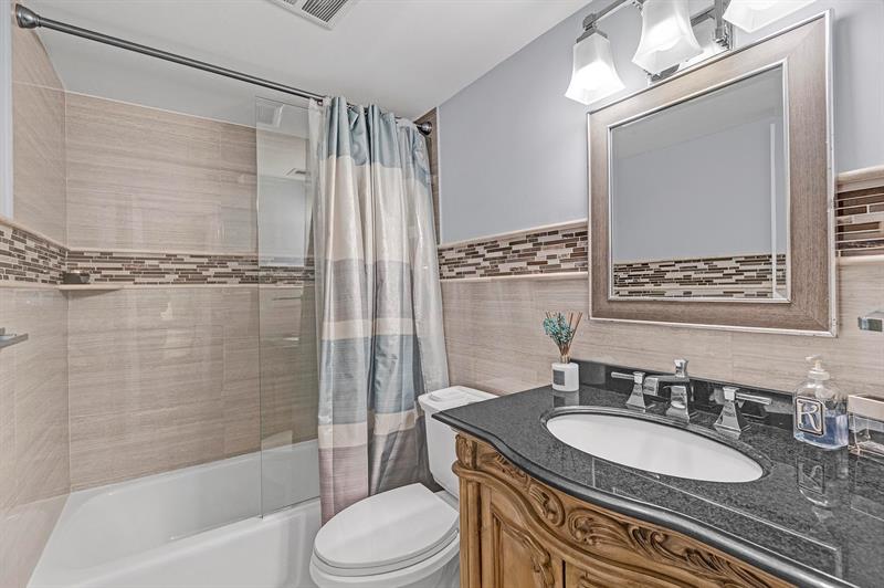 Image 22 of 34 For 2350 14th Street Cswy  103