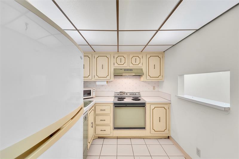 Image 12 of 23 For 3048 Sunrise Lakes Dr  112