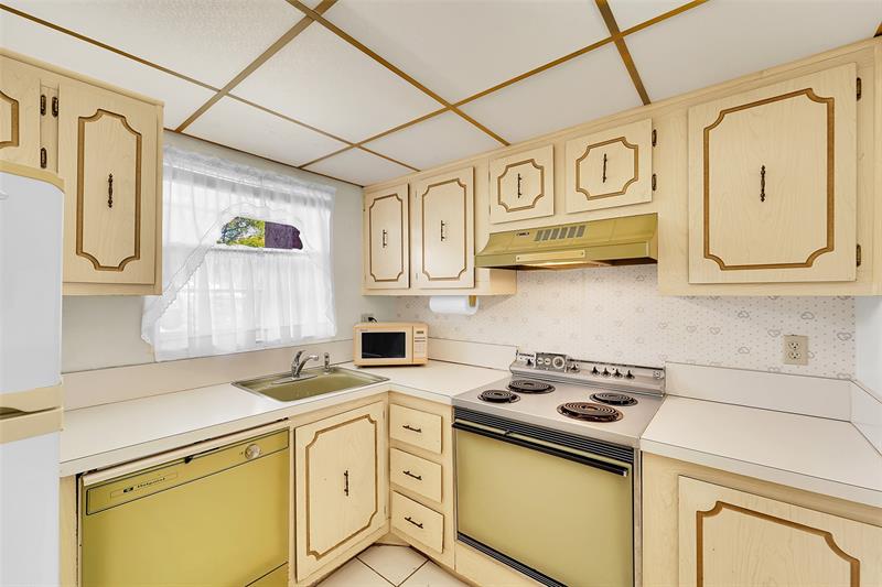 Image 13 of 23 For 3048 Sunrise Lakes Dr  112