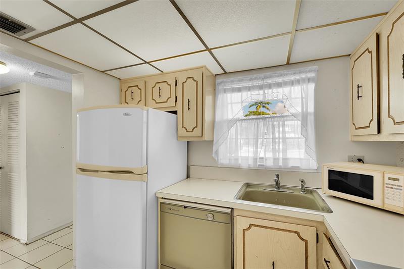 Image 14 of 23 For 3048 Sunrise Lakes Dr  112