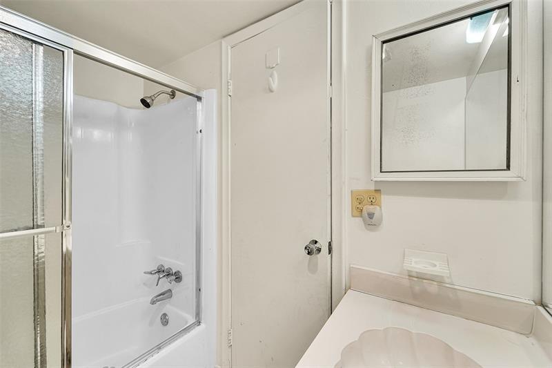 Image 19 of 23 For 3048 Sunrise Lakes Dr  112