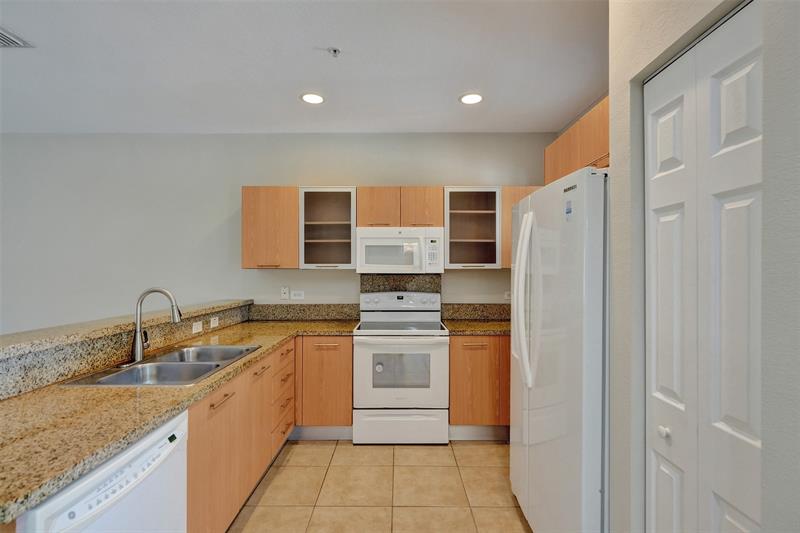 Image 10 of 30 For 2540 14th Av  202