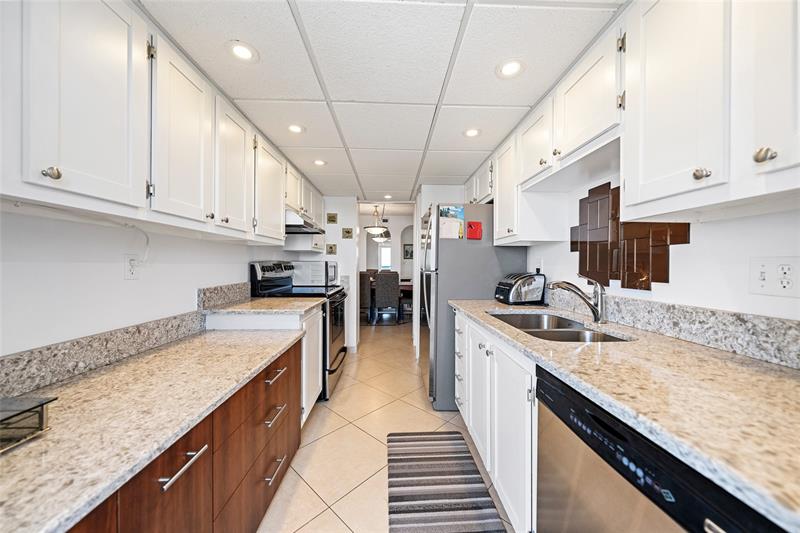 Image 6 of 30 For 2841 Ocean Blvd  1103