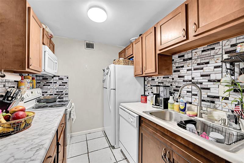 Image 12 of 26 For 11607 29th St  3b