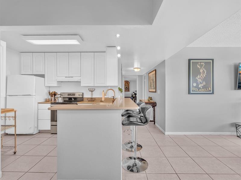 Image 13 of 50 For 1625 10th Ave  409