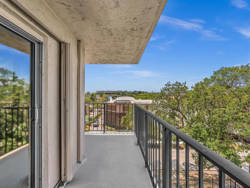 Image 20 of 50 For 1625 10th Ave  409