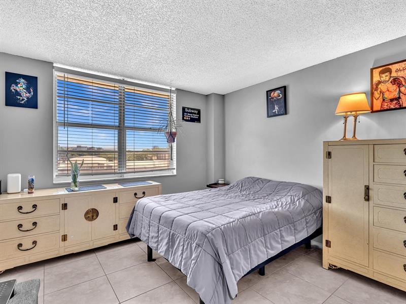 Image 23 of 50 For 1625 10th Ave  409