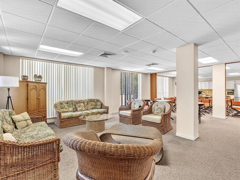 Image 41 of 50 For 1625 10th Ave  409