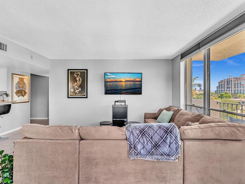 Image 8 of 50 For 1625 10th Ave  409