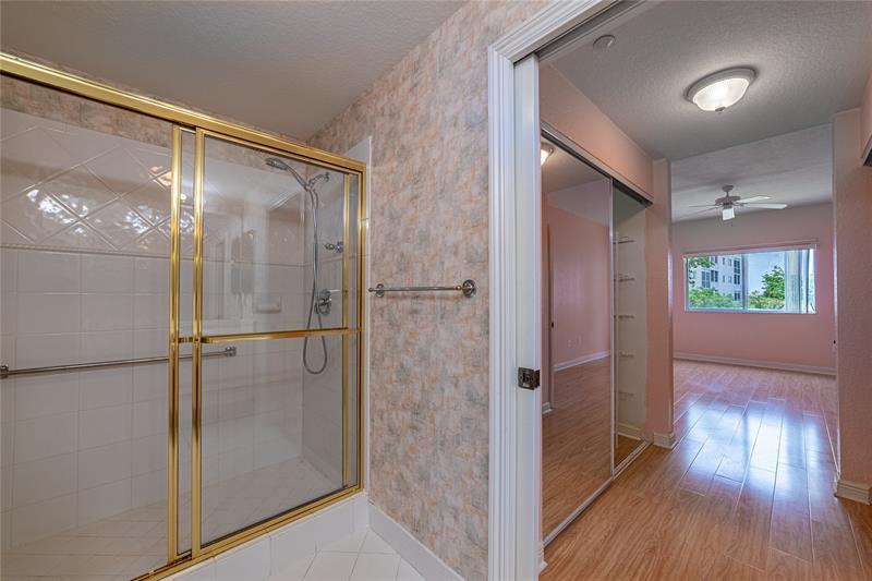 Image 21 of 39 For 7739 Southampton Ter  202