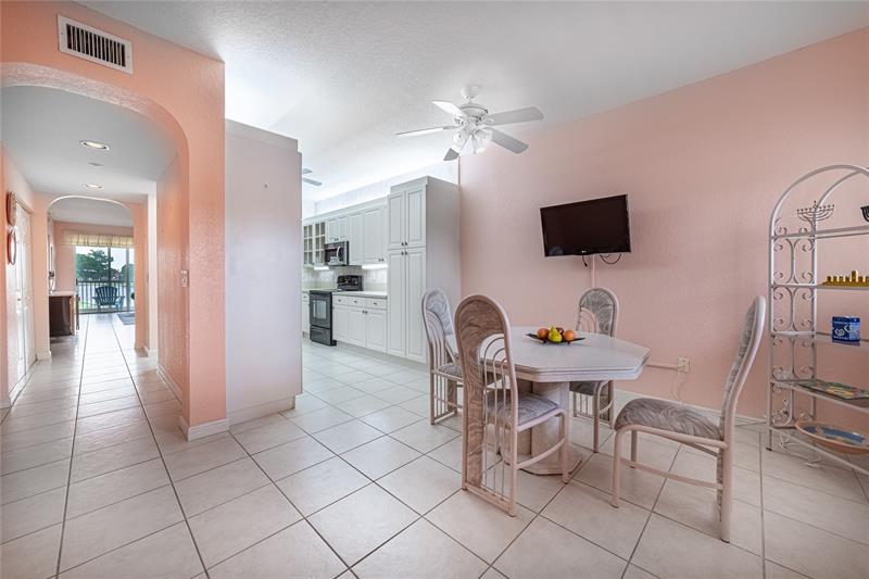 Image 5 of 39 For 7739 Southampton Ter  202