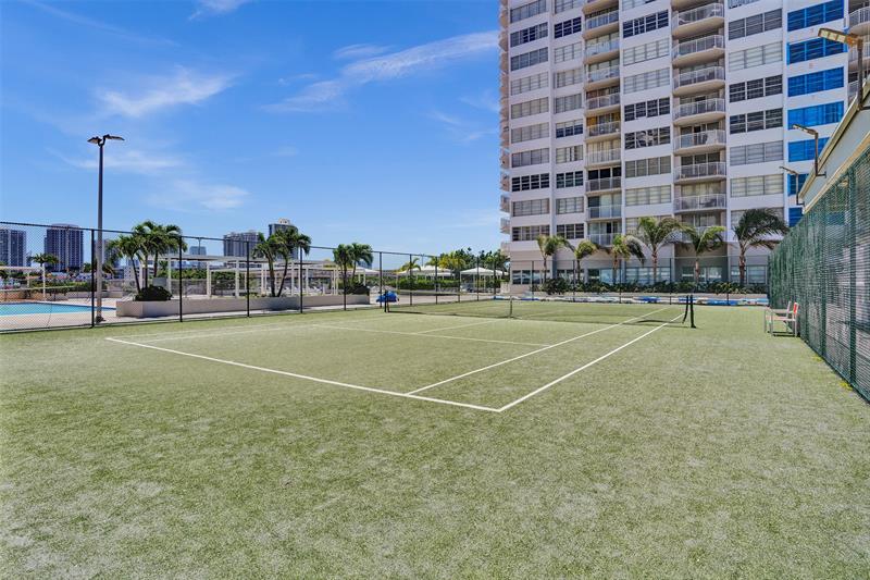 Image 32 of 34 For 18041 Biscayne Blvd 503